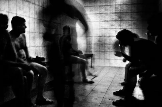 男子瘋狂砍妻女后又自殘的罪魁禍?zhǔn)拙故乔R多